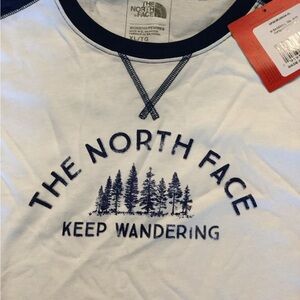 NWT The North Face Women’s Long Sleeve Tee with Navy Accents